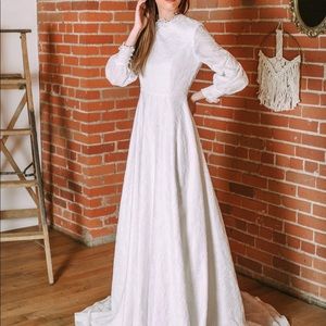 Brand new sample wedding dress size S (fits regular size 0 or 2)